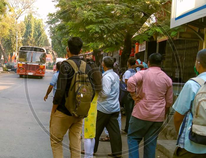 Peoples waiting for bus in India