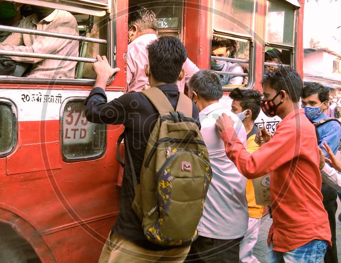 People rushing towards bus in mumbai