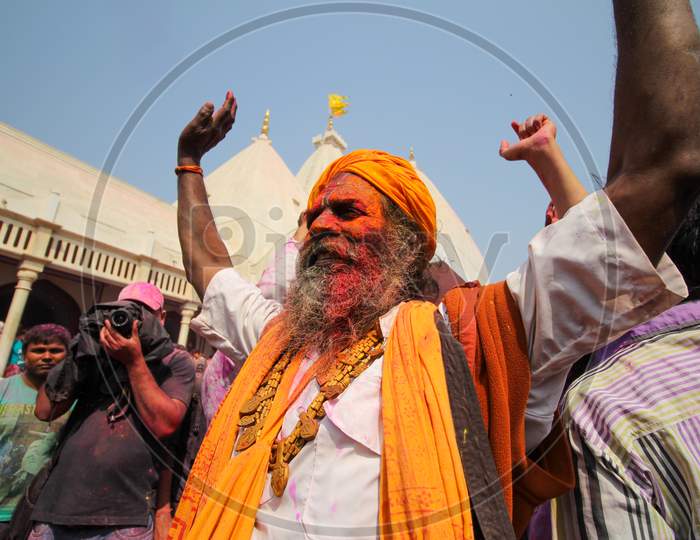 Mathura, Uttar Pradesh, India- January 28 2020: Old Man With Turban Playing Holi In Nandgaon In Mathura. Sikh Man Dancing In The Festival Of Holi