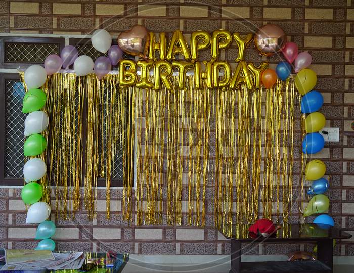 Transparent Realistic Balloons And Golden Confetti Isolated On Transparent Background. Party Decorations For Birthday, Celebration, Event Design.
