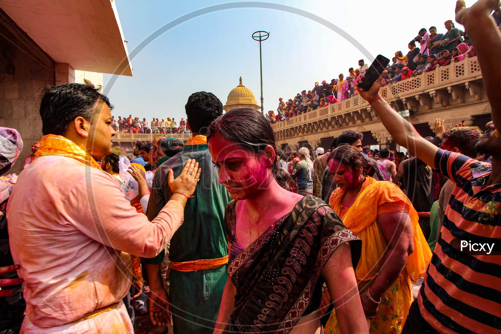 Mathura, Uttar Pradesh, India- January 28 2020: Young Man Peeing Down The Balcony In The Nandgaon Temple. People Enjoying And Playing With Colors While Celebrating The Festival Of Holi.