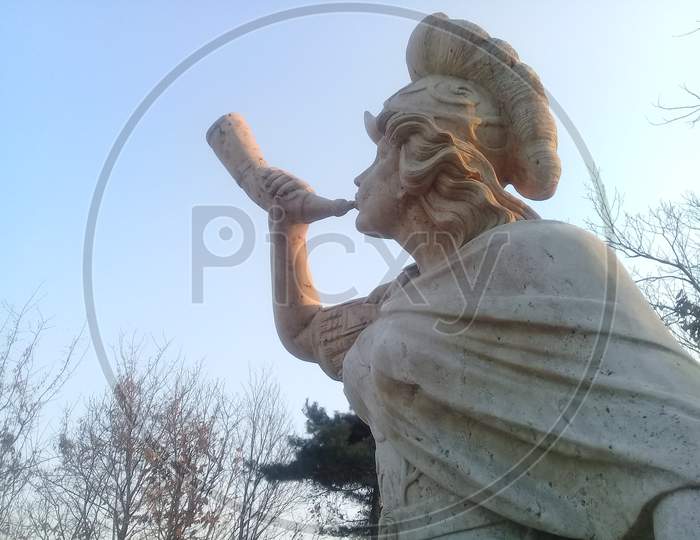 Statue Of Historical Person With Lovely Stature Settled In A Public Park