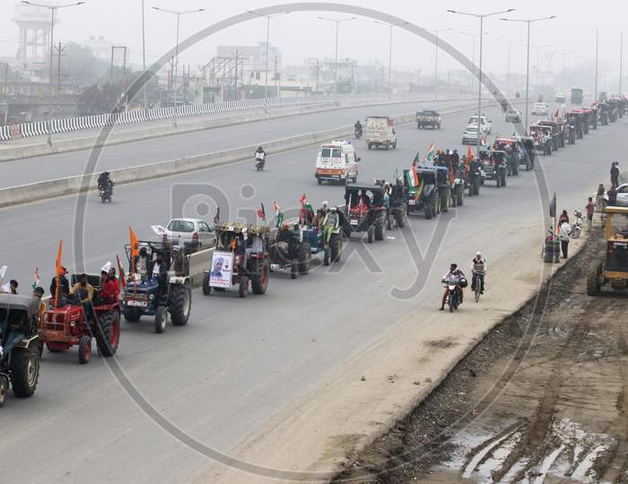 Farmers take part in a tractor rally to protest against new farm laws at Ghaziabad, in Uttar Pradesh, India on January 07, 2021. The Indian farmers who have blockaded key highways for weeks say they will continue their protests against new agricultural laws.