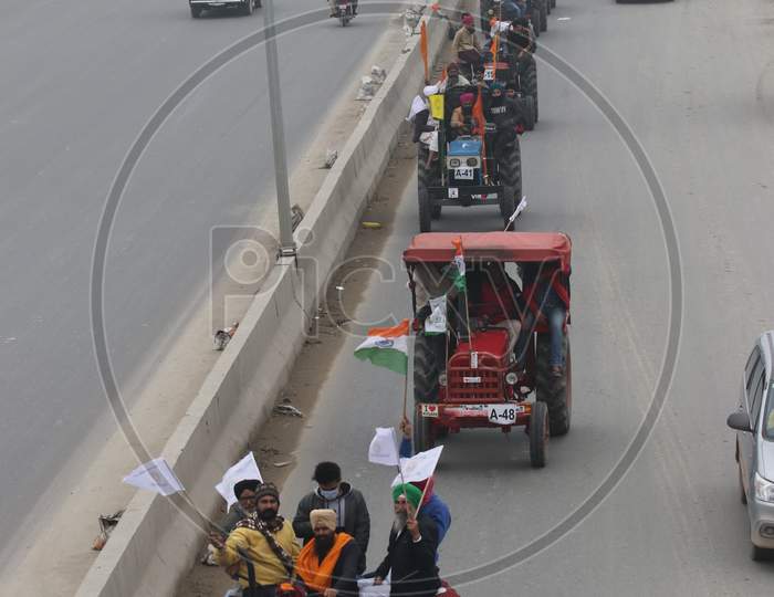 Farmers take part in a tractor rally to protest against new farm laws at Ghaziabad, in Uttar Pradesh, India on January 07, 2021. The Indian farmers who have blockaded key highways for weeks say they will continue their protests against new agricultural laws.