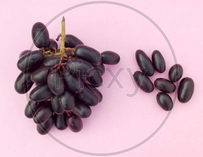Black seedless grapes