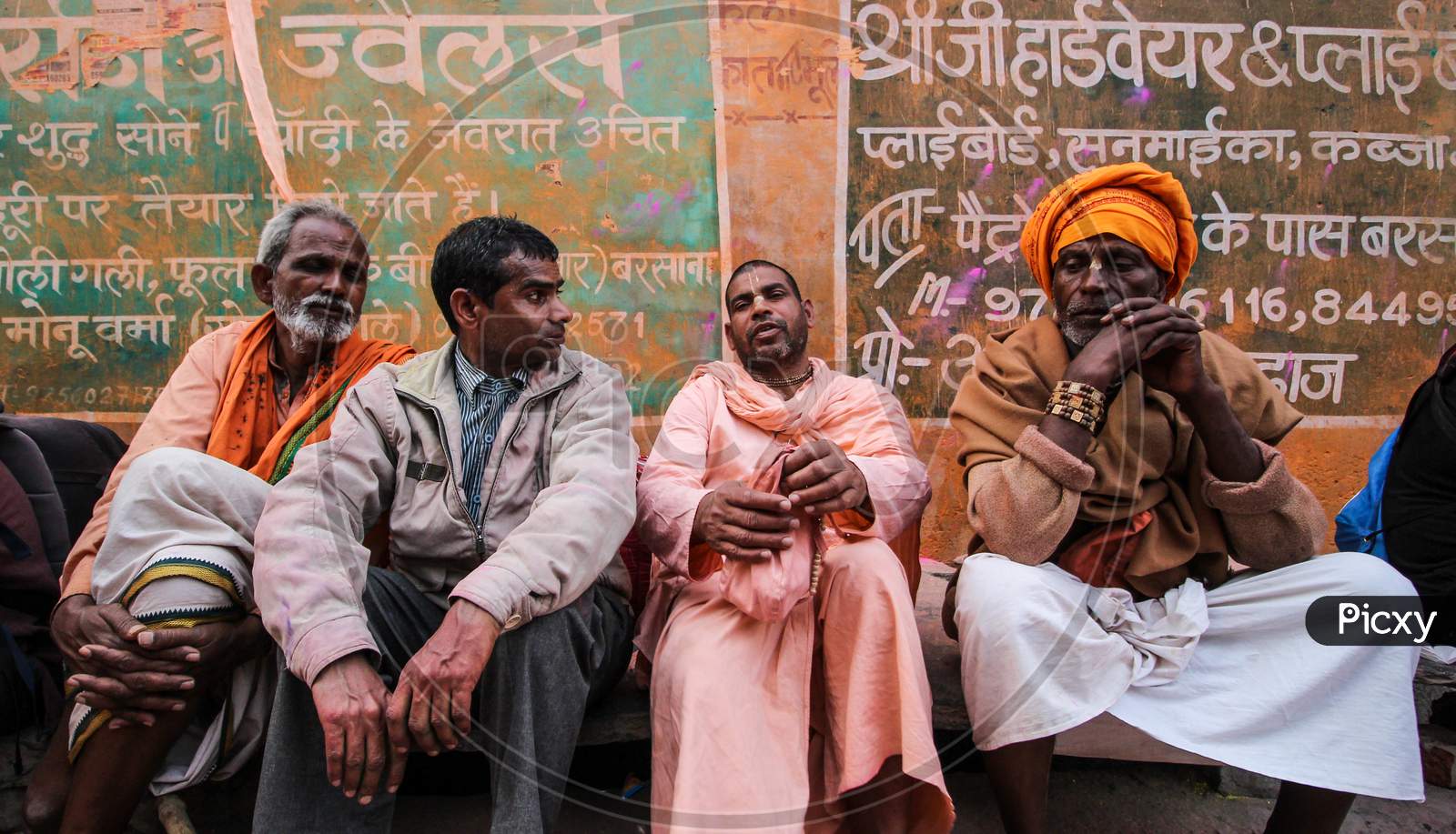 Mathura, Uttar Pradesh/ India- January 6 2020: Indian Monk ( Sadhu Baba) Sitting On The Streets Of Mathura During Holi Festival And Having A Conversation With His Friends.