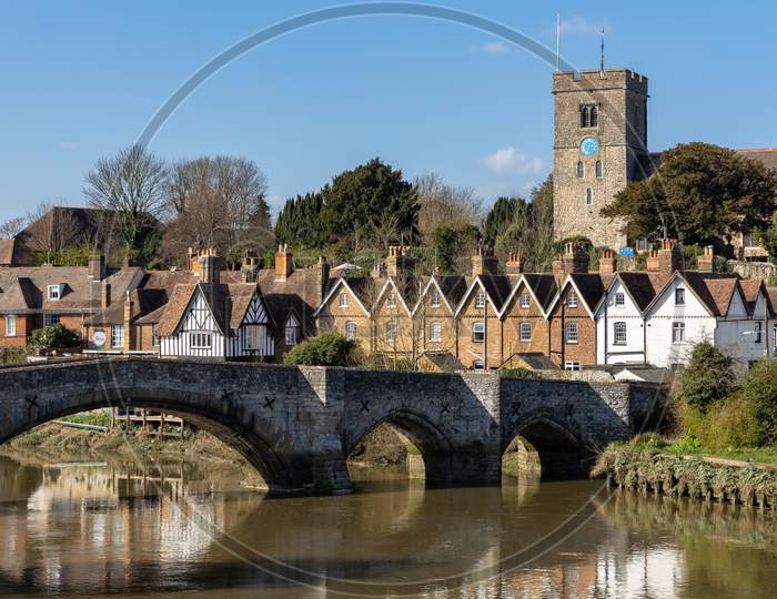 Aylesford, Kent/Uk - March 24 : View Of The 14Th Century Bridge And St Peter'S Church At Aylesford On March 24, 2019