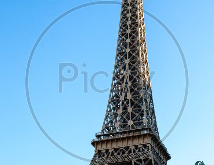 Las Vegas, Nevada/Usa - August 1 : View At Sunrise Of The Replica Eiffel Tower At The Paris Hotel In Las Vegas Nevada On August 1, 2011