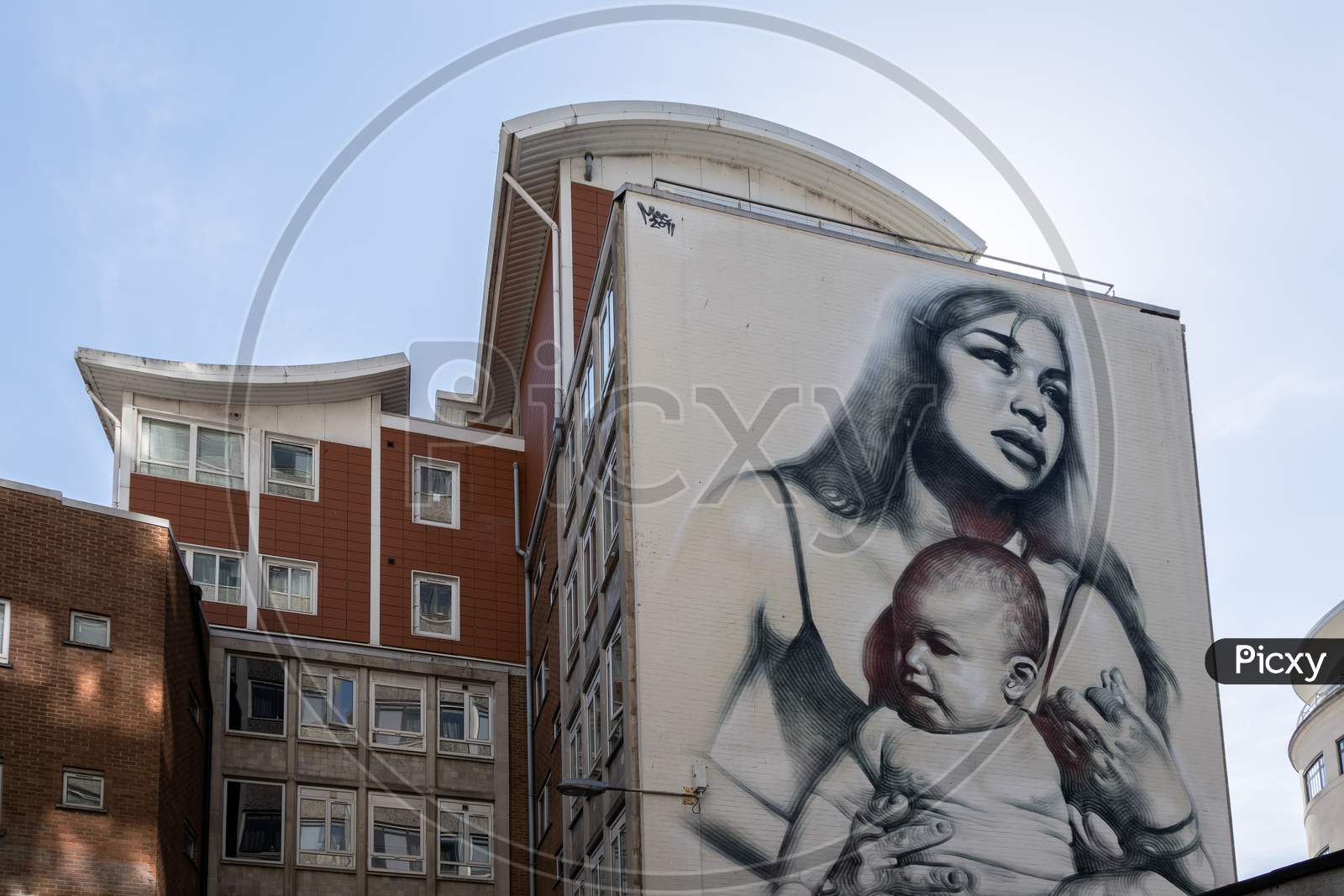 Bristol, Uk - May 14 : Woman And Baby Portrait Graffiti On A Wall  In Bristol On May 14, 2019