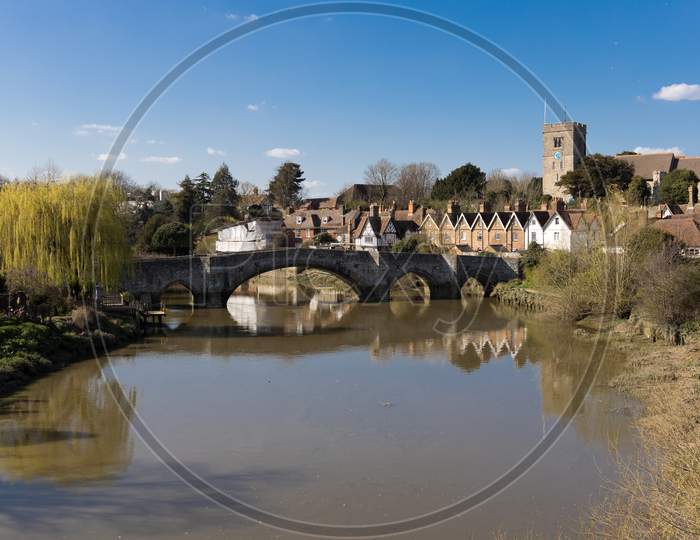 Aylesford, Kent/Uk - March 24 : View Of The 14Th Century Bridge And St Peter'S Church At Aylesford On March 24, 2019