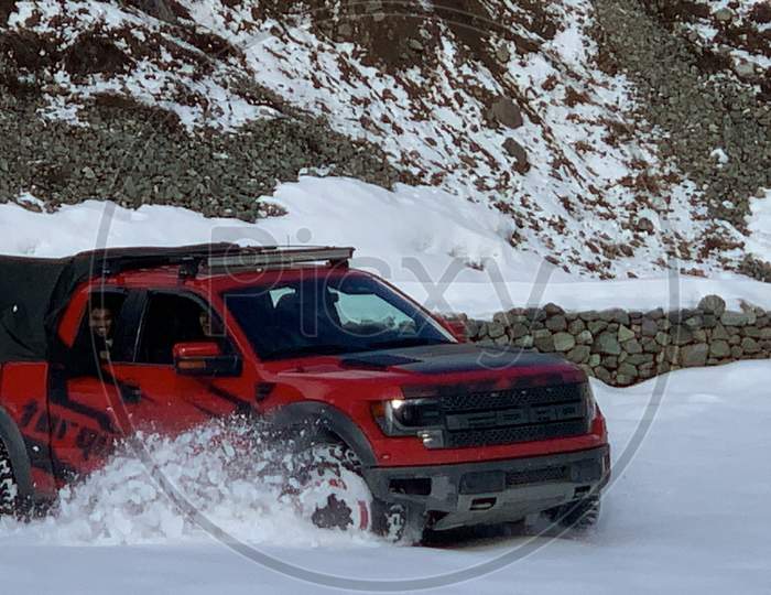 Ford raptor F150 playing in the snow
