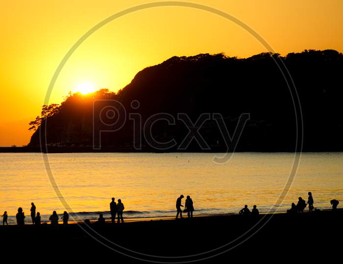 Dusk And The People Of The Silhouette Of Kamakura Coast