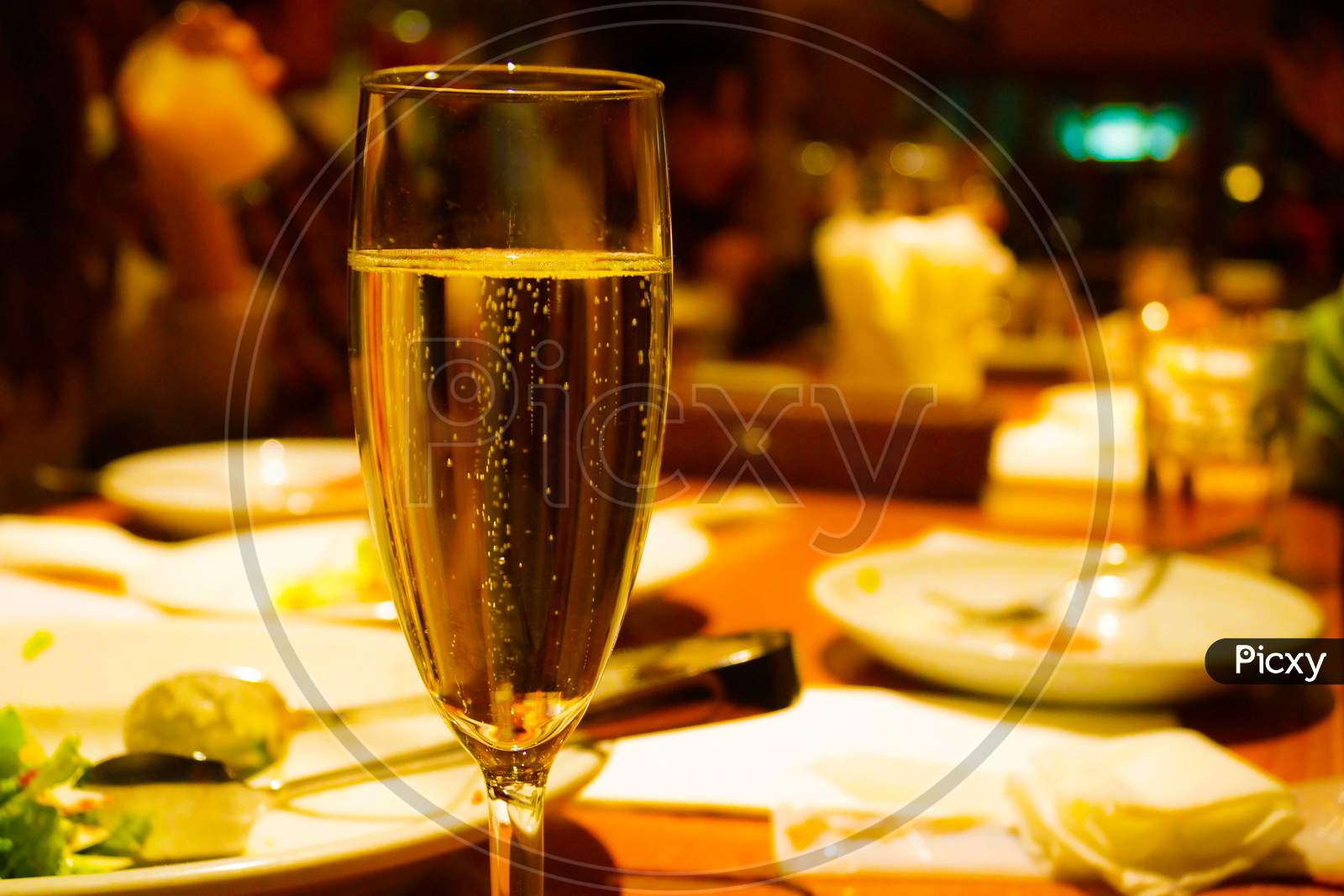Sparkling Wine To Drink In The Restaurant