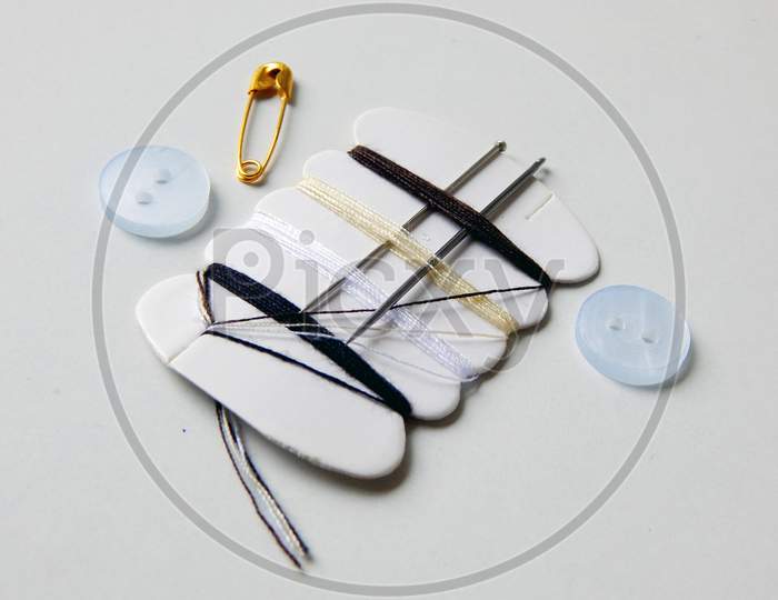 Stitching Set Fot Emergency Use Colorful Threads, Needles And Buttons