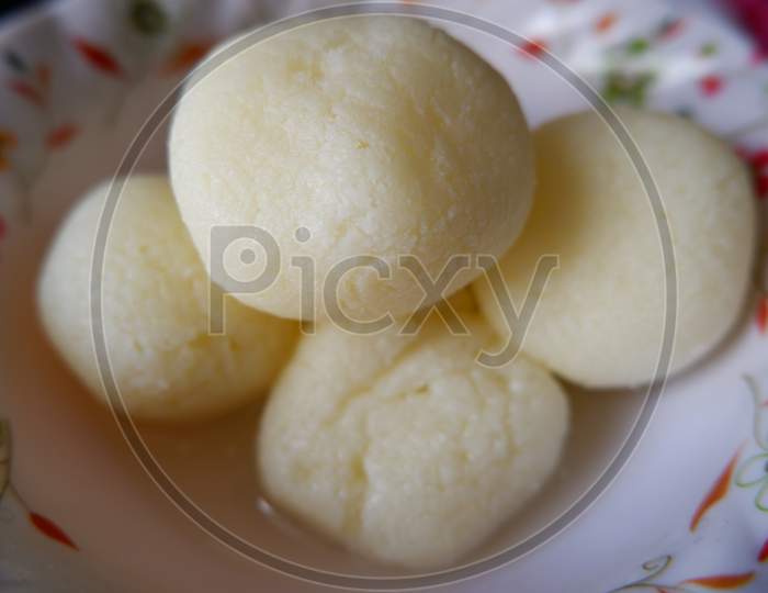 Rasgulla served in white printed bowl