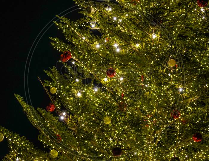 Shiny Christmas Tree (Christmas Market)