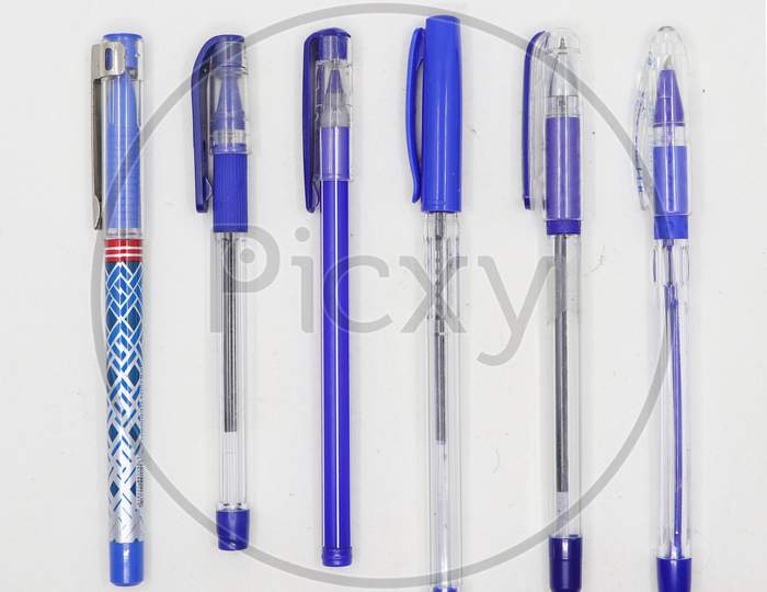 different types of blue pens