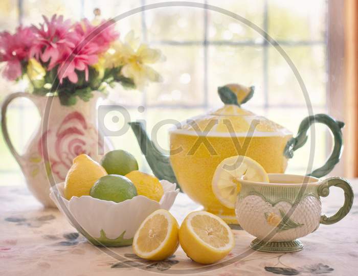 Tea pot lemon