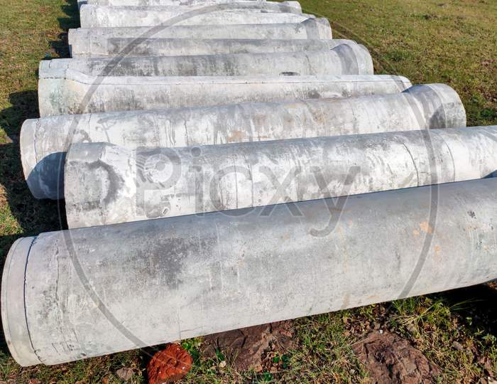 Concrete or cement drainage pipes needed for construction