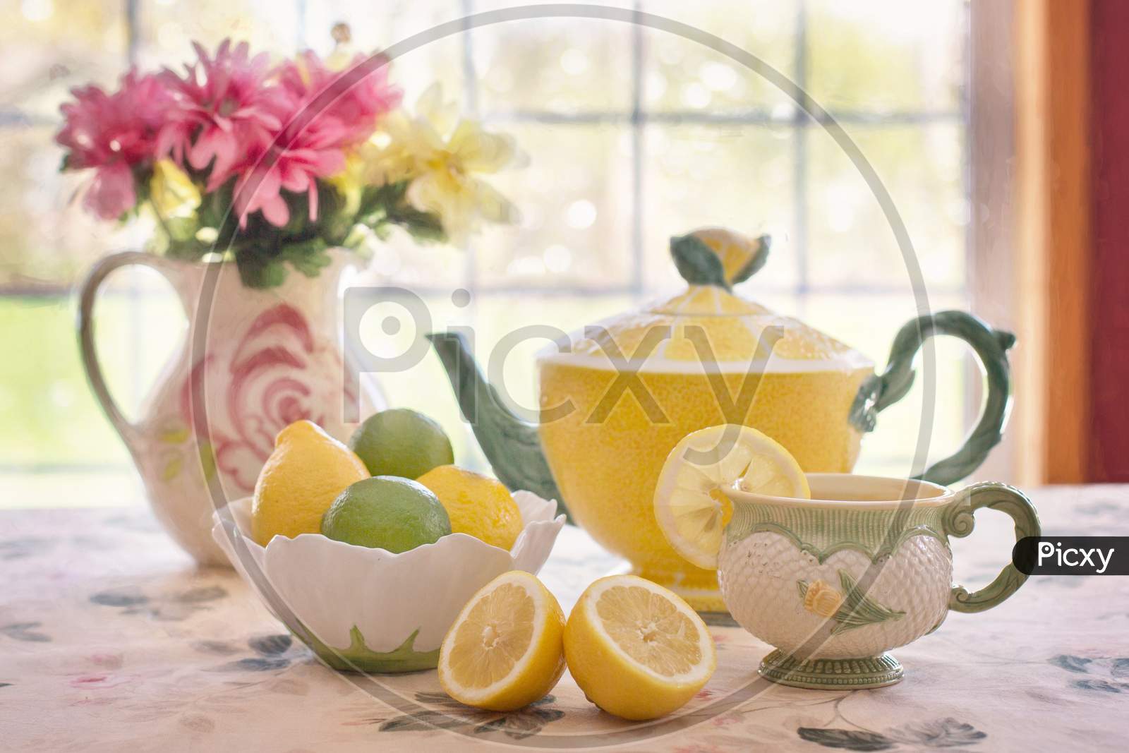 Tea pot lemon