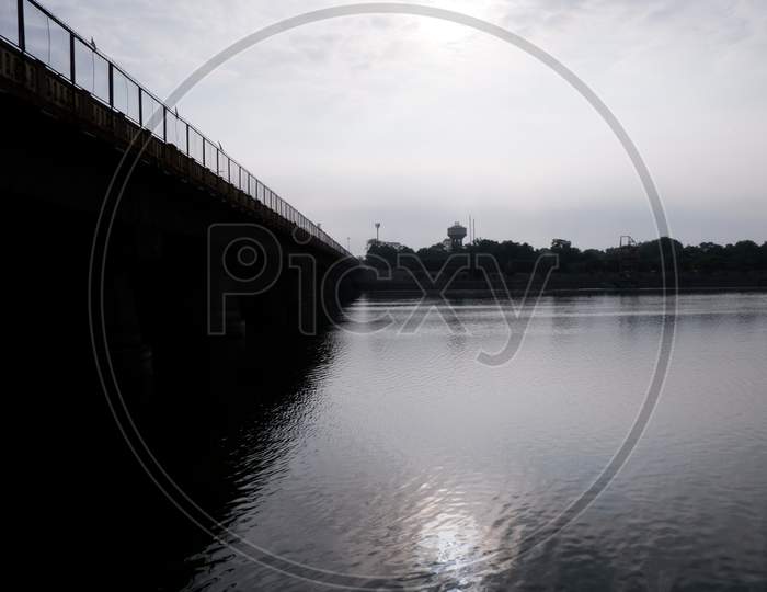 sabarmati river flowing under the bridge in ahmedabad