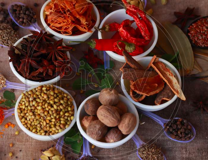 Collection Of Beautiful Indian Spices,Spices,Spicy,Seasonings In Teble,Rotating Spice Teble,Turmeric,Anise,Garlic,Coriander, Chili,Cardamom,Clove,Top View.