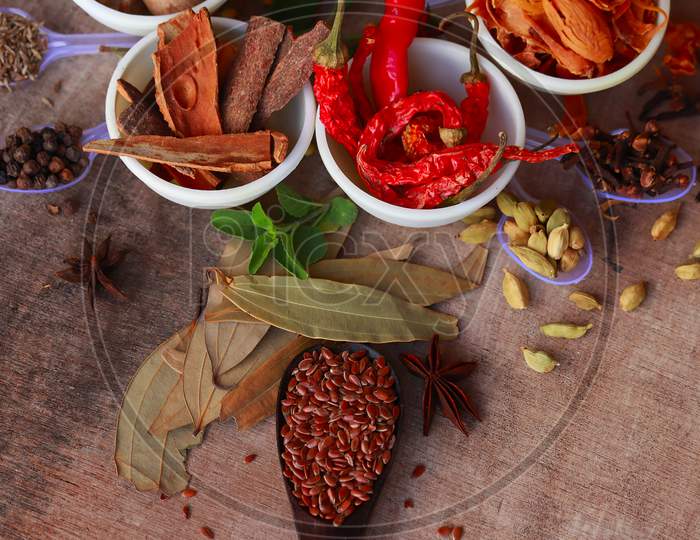 Collection Of Beautiful Indian Spices,Spices,Spicy,Seasonings In Teble,Rotating Spice Teble,Turmeric,Anise,Garlic,Coriander, Chili,Cardamom,Clove,Top View.