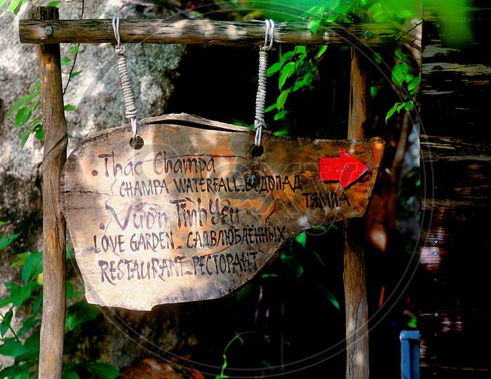 Signpost With The Words: Champa Waterfall, Love Garden In Vietnamese, English, Russian