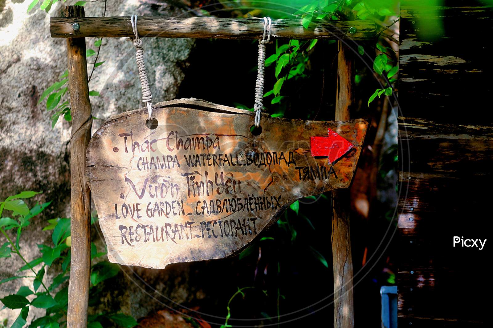 Signpost With The Words: Champa Waterfall, Love Garden In Vietnamese, English, Russian