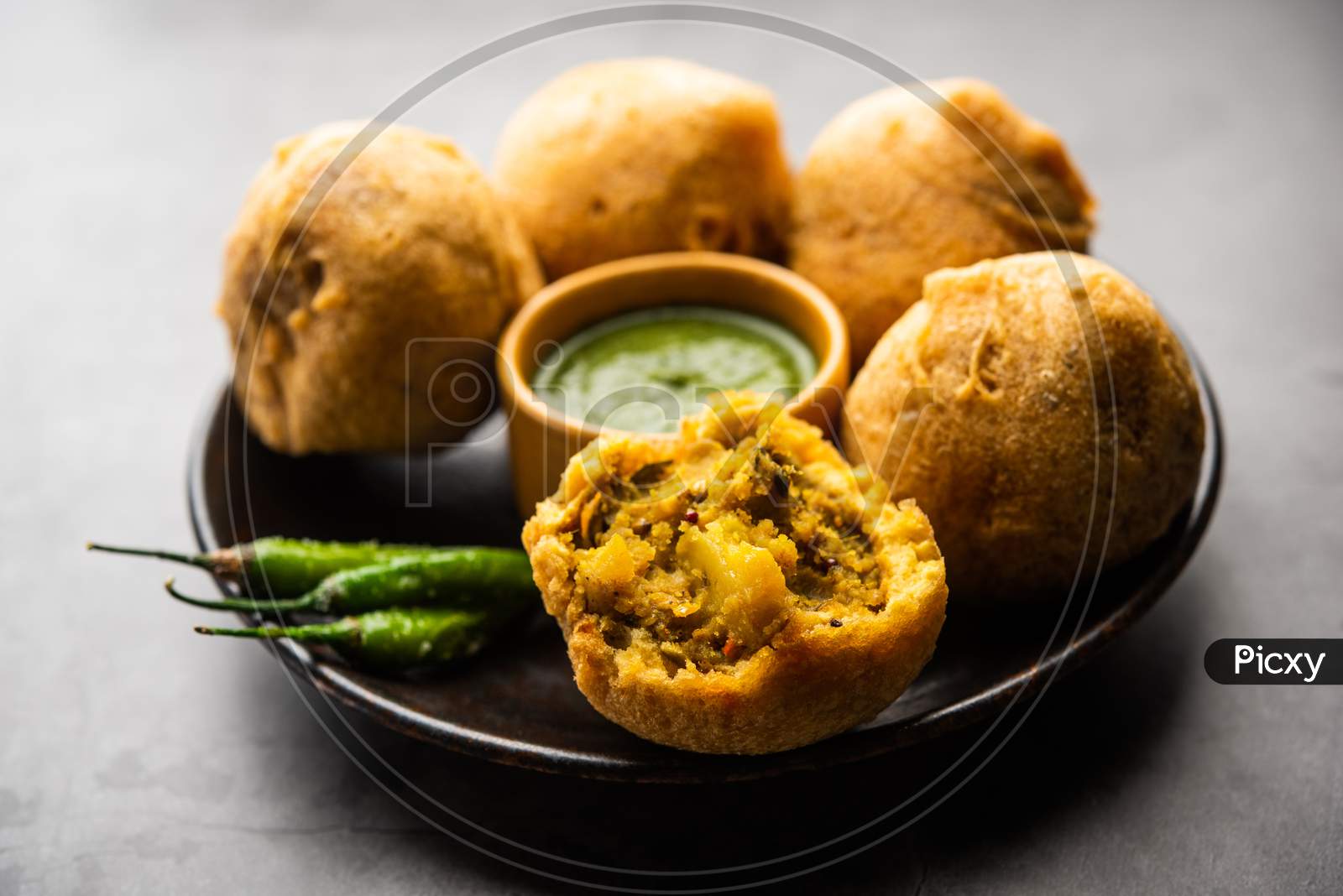 image-of-aalu-bonda-is-an-indian-pakora-or-batata-vada-served-with