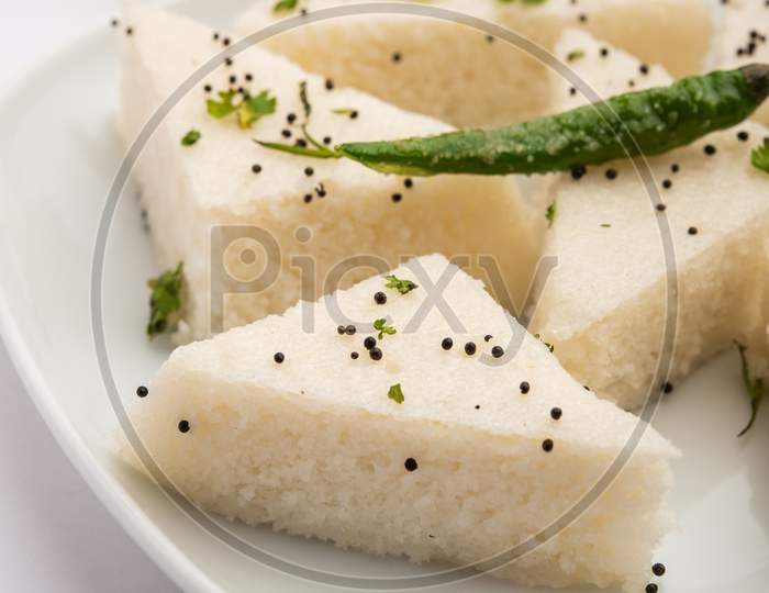 Khaman White Dhokla Made Up Of Rice Or Urad Dal Is A Popular Breakfast Or Snacks Recipe From Gujrat, India, Served With Green Chutney And Hot Tea. Selective Focus