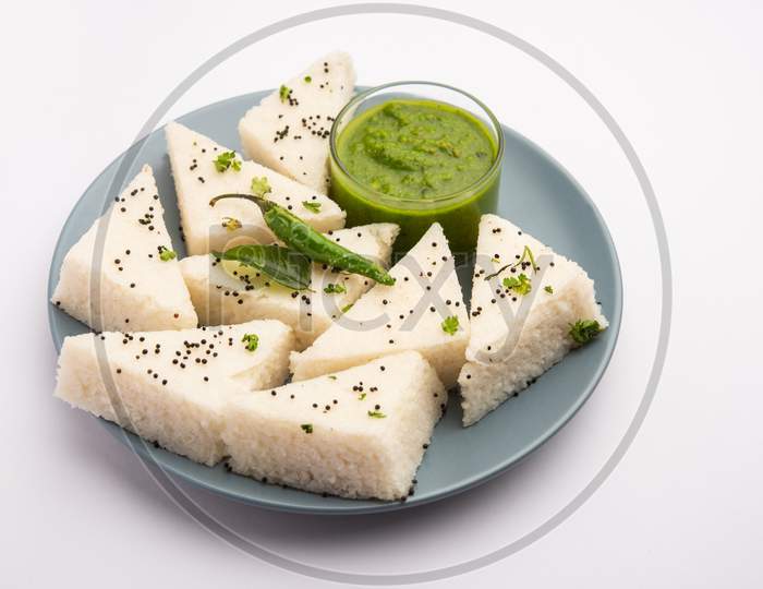 Khaman White Dhokla Made Up Of Rice Or Urad Dal Is A Popular Breakfast Or Snacks Recipe From Gujrat, India, Served With Green Chutney And Hot Tea. Selective Focus