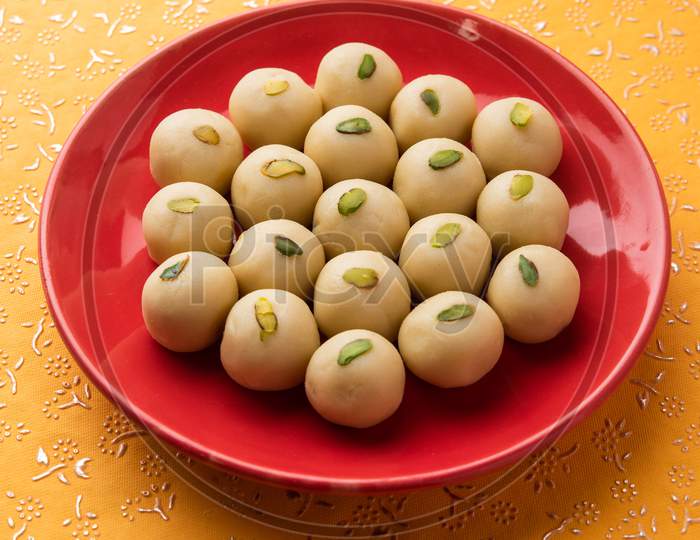 Malai Peda Or White Pera Is A North Indian Sweet Mithai Or Delight, Prepared With Full Cream Milk, Sugar And Cardamom