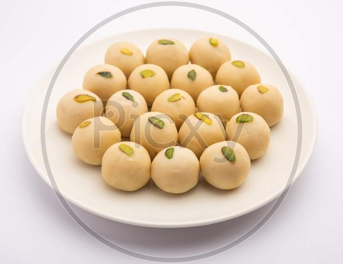Malai Peda Or White Pera Is A North Indian Sweet Mithai Or Delight, Prepared With Full Cream Milk, Sugar And Cardamom