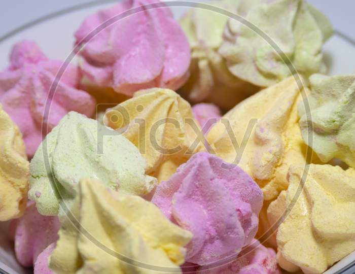 Pretty coloured mini meringue kisses