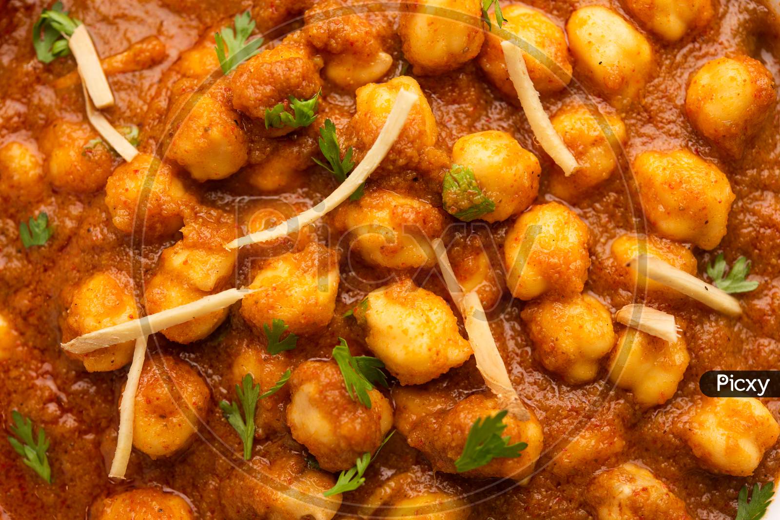 Choley, Chole Masala Or Chana An Indian Food Made Of Chickpeas, Tomatoes And Cumin Served With Laccha Paratha Or Roti And Rice