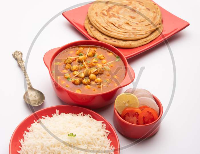 Choley, Chole Masala Or Chana An Indian Food Made Of Chickpeas, Tomatoes And Cumin Served With Laccha Paratha Or Roti And Rice