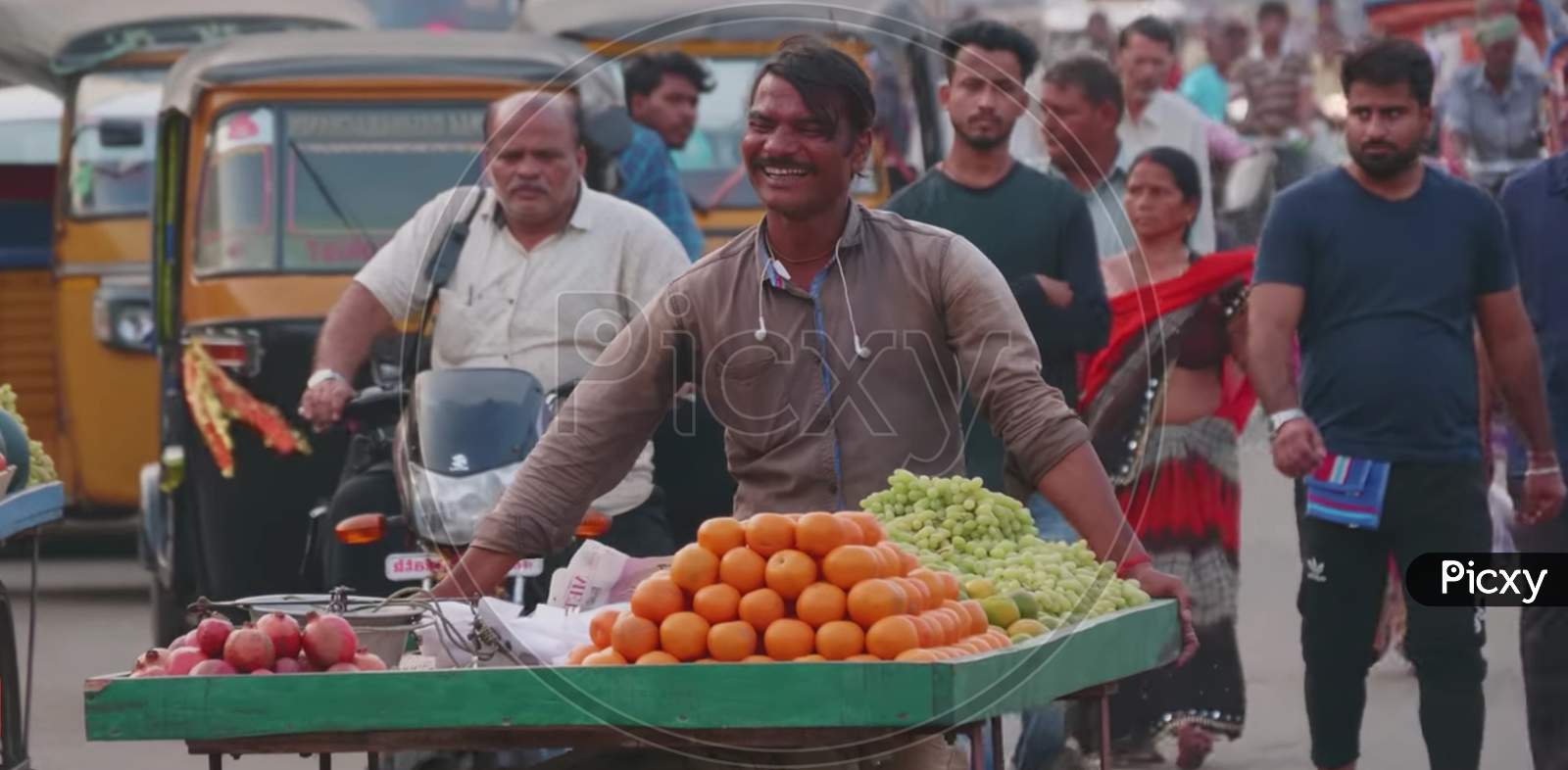 Image of fruit seller is happy in his job in south India , AsiaKD928582Picxy