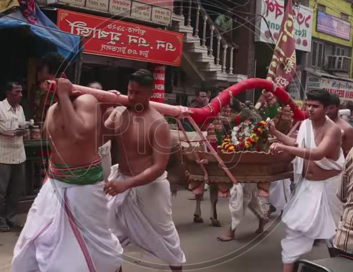 image-of-famous-rituals-performing-on-road-in-south-india-xv345408-picxy