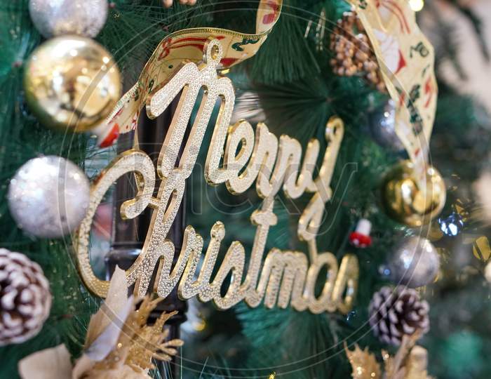 Close Up Merry Christmas World Wreath