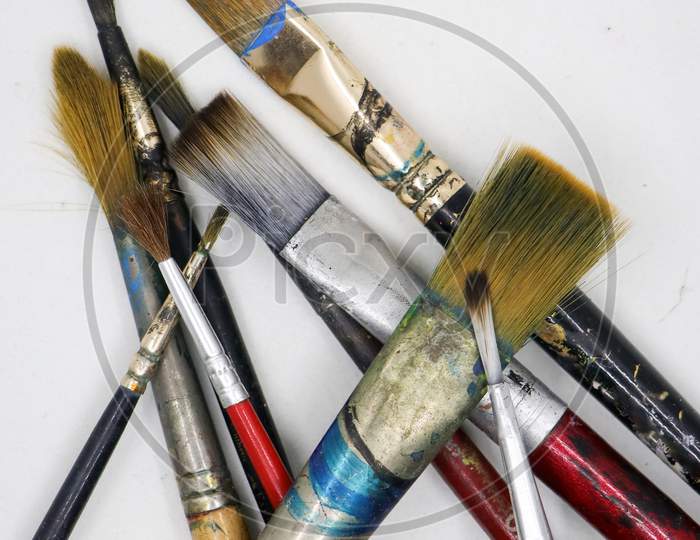 a group of wooden and plastic artists paint brushes