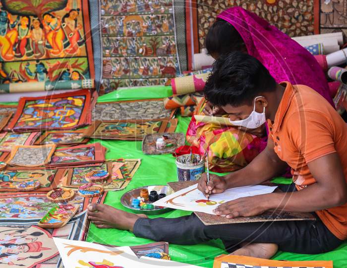 Artist busy creatng their craft at the handicraft fair