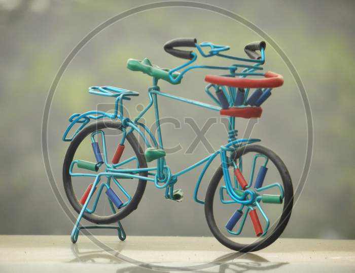 Miniature cycle toy