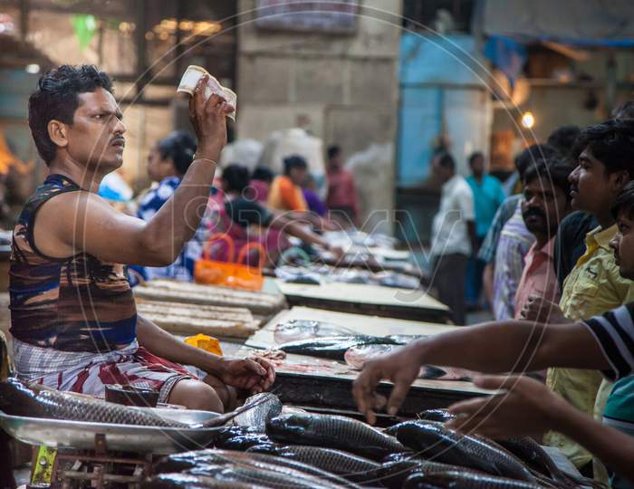 Mumbai Fish Market -Selling fish
