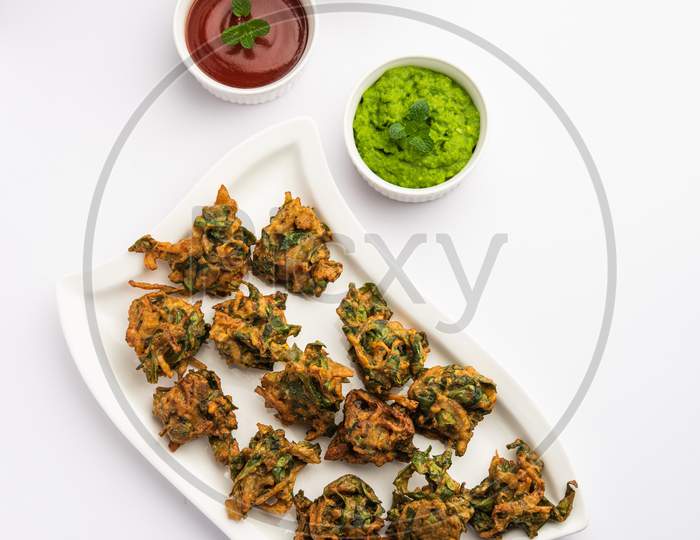 Spinach Firtters Or Palak Pakoda Or Pakora. Popular Indian Tea-Time Snack