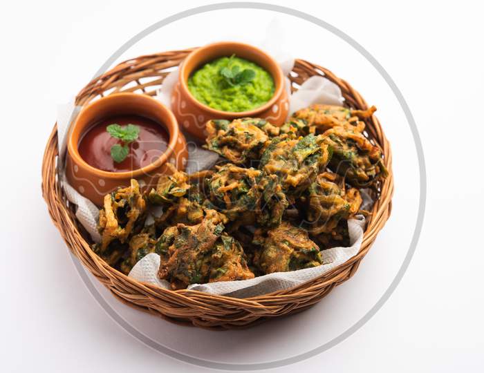 Spinach Firtters Or Palak Pakoda Or Pakora. Popular Indian Tea-Time Snack