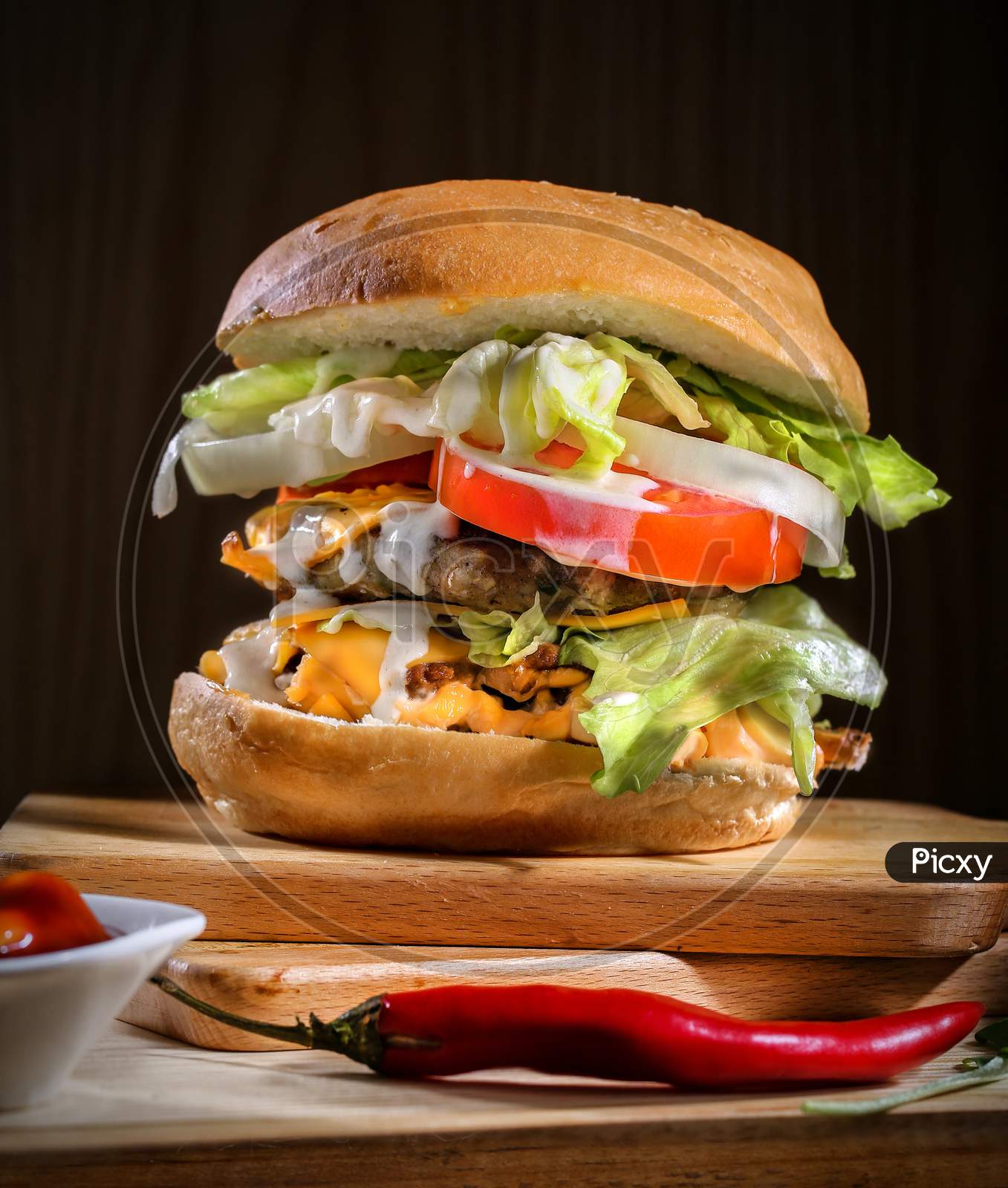 Indian Burger with Tomato-Spinach-Mayonnaise with red Chilli