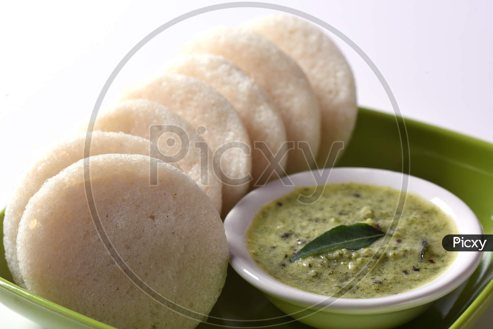 Idli With Sambar And Coconut Chutney, Indian Dish : South Indian Favourite Food Rava Idli Or Semolina Idly Or Rava Idly, Served With Sambar And Green Coconut Chutney.