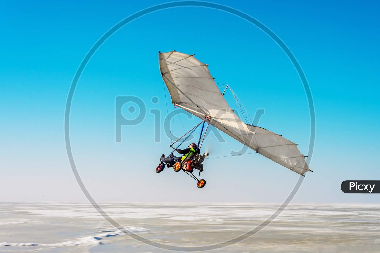 White sport hang glider on an ice field