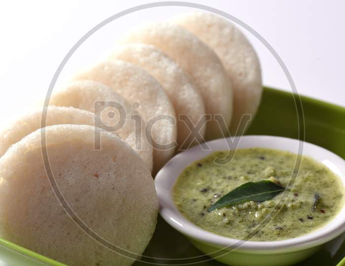 Idli With Sambar And Coconut Chutney, Indian Dish : South Indian Favourite Food Rava Idli Or Semolina Idly Or Rava Idly, Served With Sambar And Green Coconut Chutney.